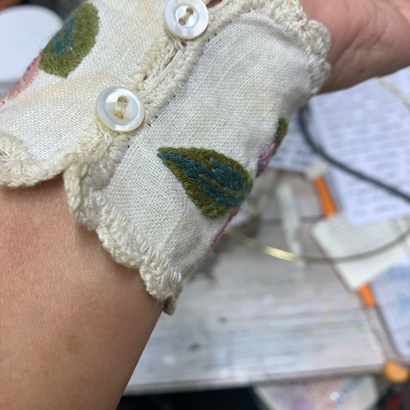 Upcycled linen and embroidered wrist cuff - Picture 4 of 4